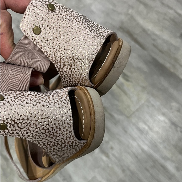 Sorel Blush and Tan Sandals size 9 says 10 fits like a 9 narrow - Picture 5 of 7